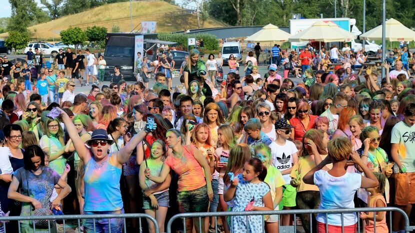 Mieszkańcy gminy Stężyca podczas jednego z popularnych "festiwali kolorów" organizowano na terenie największej lokalnej atrakcji turystycznej - kompleksu Wyspa Wisła 