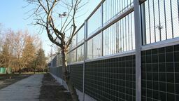 w marcu zeszłego roku miasto postawiło wzdłuż ogrodzenia boiska ekran akustyczny. Jego budowa kosztowała ponad 240 tys. zł