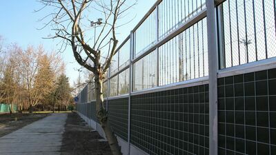 w marcu zeszłego roku miasto postawiło wzdłuż ogrodzenia boiska ekran akustyczny. Jego budowa kosztowała ponad 240 tys. zł