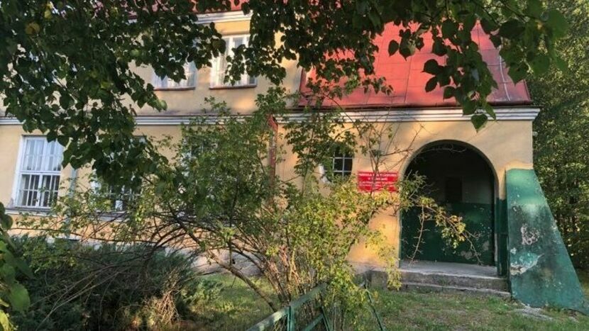 Budynek dawnej szkoły w Osuchach od lat nie był użytkowany i popadał w ruinę. Zgodę na przekazanie go powiatowi radni gminy Łukowa wyrazili uchwałą z grudnia 2020 roku, ale dotychczas nie było wystarczających środków na rozpoczęcie prac.