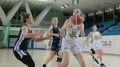 Martyna Goszczyńska (z piłką) po raz kolejny dobrze odnajdywała się w strefie podkoszowej

