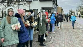 Setki rąk do pracy. Mieszkańcy Hrubieszowa sami przeprowadzili swoją bibliotekę. Zdjęcia