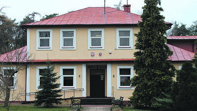 Tak obecnie prezentuje się siedziba żyrzyńskiego magistratu. Docelowo ma zostać rozebrana, a na jej miejscu zaplanowano parking dla nowego gmachu ratusza