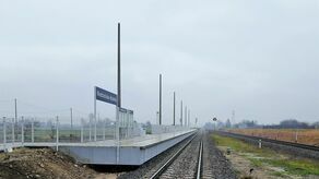 Na przystanku Niedzieliska Kolonia zlokalizowanym bliżej skrzyżowania torów z drogą powiatową  już są tablice informacyjne, ławki i wiaty