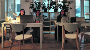 Od lewej: Anastasia, Antonina i Ola w biurowej części witalni