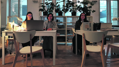 Od lewej: Anastasia, Antonina i Ola w biurowej części witalni