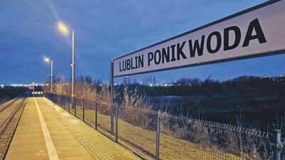 Dotarcie do peronu nie jest łatwe, bo brakuje wygodnego dojazdu i dojścia, a najbliższy przystanek komunikacji miejskiej (pętla przy ul. Daszyńskiego) jest oddalony o kilometr, który trzeba pokonać gruntową, prowizorycznie utwardzoną drogą