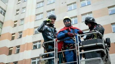 Superman myje okna i rozmawia z pacjentami