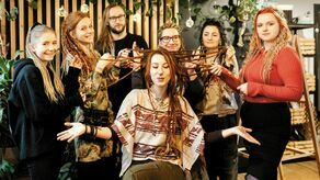 Może ciężko w to uwierzyć, ale zmiana tak prozaicznej części nas jaką są włosy może stanowić pod wieloma względami nowe narodziny duchowe – mówi Marlena Królik