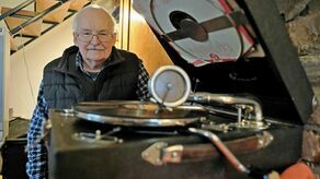 Marek Ciekot jest kolekcjonerem, który wykupuje i odrestaurowuje stare sprzęty. Zajmuje się tym od piętnastu lat.