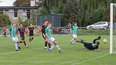 Defensywa Sygnału Lublin jesienią dała się zaskoczyć aż 39 razy. Z jej sforsowaniem nie miał problemów chociażby Ruch Ryki (zielone stroje)