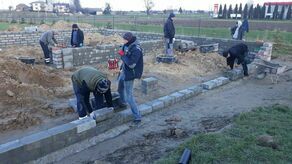 Marzenia stały się rzeczywistością, budowa świetlicy w Olszance ruszyła pełną parą. Wprawdzie brakuje nam jeszcze funduszy, ale liczymy na pomoc mieszkańców naszej wsi i ewentualnych dobroczyńców – napisały gosposie z Olszanki na swoim facebookowym profilu zamieszczając zdjęcia z placu budowy.