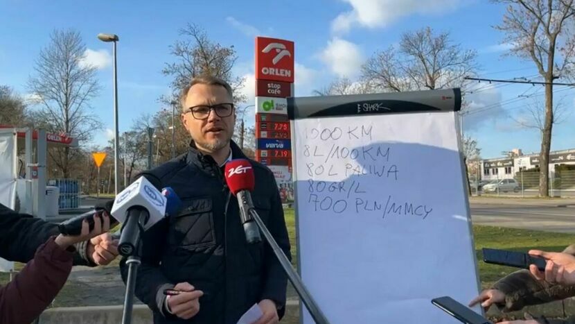 Poseł Michał Krawczyk przed stacją Orlen