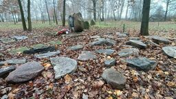 Mieszkańcy podczas remontów odnajdują macewy. Co będzie z nagrobkami? 