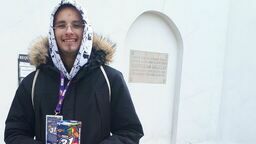 Kacper czeka przy kościele powizytkowskim w Lublinie