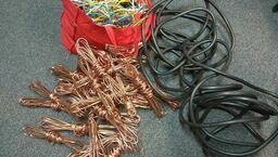 Zobaczyli kable wystające z ziemi i pomyśleli: "Ukradniemy" 