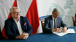 Dyrektor Jarosław Ostrowski (po prawej) i starosta parczewski Janusz Hordejuk