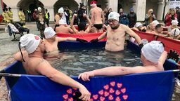 Zimna woda i powietrze, ale serca gorące. Morsowali dla WOŚP (zdjęcia)