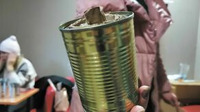 Tak przygotowana puszka jest zalewana woskiem i parafiną. Pozwoli żołnierzom się ogrzać czy zagotować wodę na herbatę