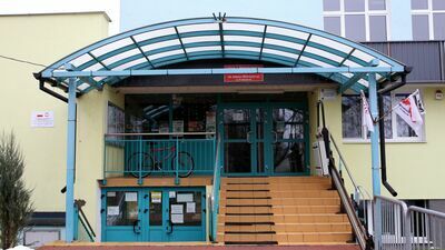 W SP nr 10 w Puławach trwa konflikt pomiędzy dyrektor Małgorzatą Tarłowską, a jedną z nauczycielek. Sąd stanął po stronie podwładnej, która zdobyła także przychylność komisji rady miasta