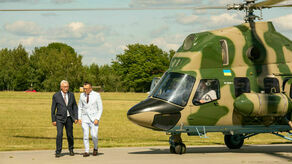 Kiedy latem ub. roku warszawska firma DM-MSB Sp. z o.o. Prezentowała w Mokrem swoje zmodernizowane śmigłowce starosta Grześko (na zdjęciu z prezydentem Zamościa Andrzejem Wnukiem) obiecywał, że w 2023 roku nowy pas startowy na lotnisku na pewno powstanie.