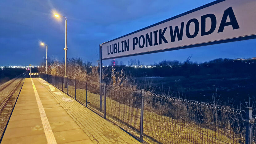 Na przystanku Lublin Ponikwoda na żądanie zatrzymują się pociągi jeżdżące z Lublina do Lubartowa i Parczewa lub z powrotem