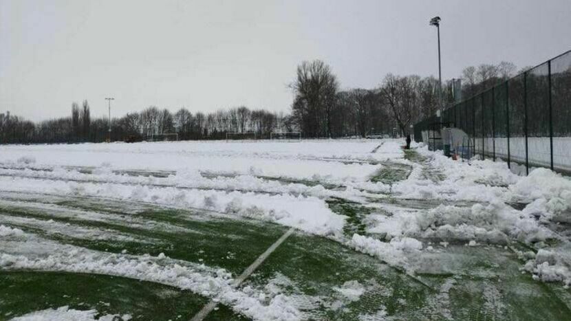 W sobotni poranek boisko w Lubartowie nie nadawało się do gry w piłkę przez zalegający na nim śnieg