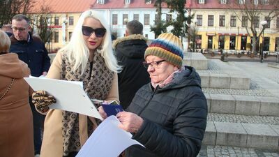 Pani Mirosława przyszła specjalnie, by złożyć podpis 