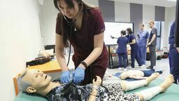 Często powtarzam, że nasi pacjenci są sztuczni, ale emocje i ich problemy są prawdziwe. Dlaczego? Bo tworząc scenariusze nie wymyślamy ich, tylko opieramy się o naszą praktykę kliniczną – mówi prof. dr hab. n. med. Kamil Torres.