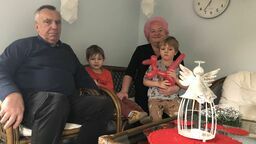 Mariusz i Bartek uwielbiają spędzać czas z babcią i dziadkiem. Podobno też tylko u babci mają okazję zjeść najlepsze na świecie gołąbki i... parówki z „dżemikiem” czyli ketchupem