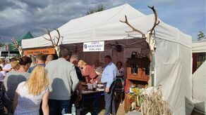 Stoisko gminy ozdabiały wieńce–poroża jelenia