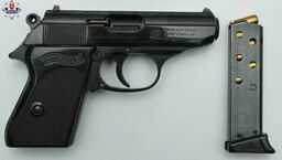 Ciuchland przygotowywał nowy towar. W worku nietypowe znalezisko