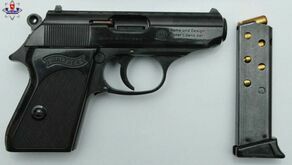 Ciuchland przygotowywał nowy towar. W worku nietypowe znalezisko