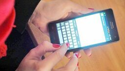 Chciała sprzedać leginsy. Za transakcję zapłaciła 5 tysięcy złotych