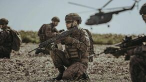 Studentka Klaudia właśnie sięga po karabin. Mówi wprost, że to przez wojnę w Ukrainie