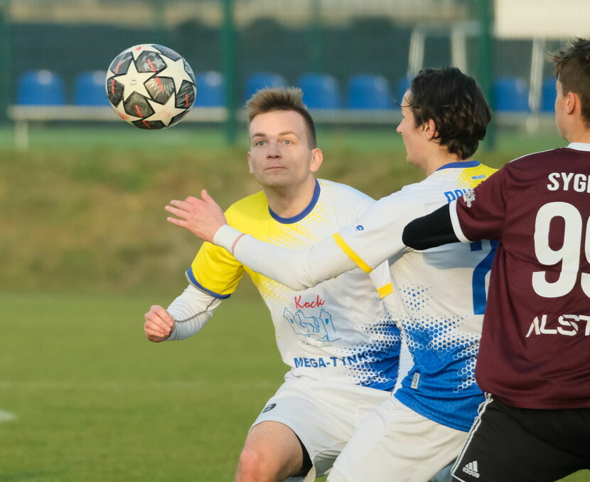 Piłkarze Polesia Kock (biało-żółte stroje) mogą być zadowoleni ze swojej postawy w rundzie jesiennej<br />
<br />
