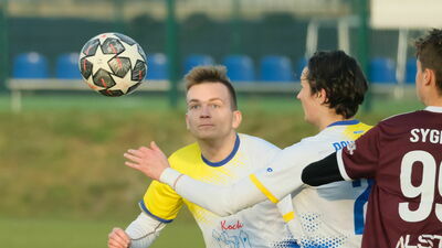 Piłkarze Polesia Kock (biało-żółte stroje) mogą być zadowoleni ze swojej postawy w rundzie jesiennej

