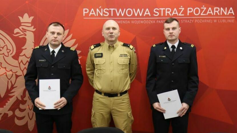 Postawę Rafała (z lewej) i Daniela Kozłowskich docenił ich przełożony nadbrygadier Grzegorz Alinowski, przyznając braciom strażakom nagrody finansowe