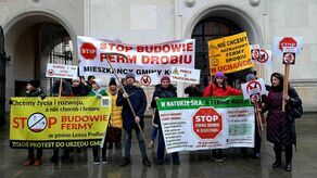 Protesty przeciwko fermom drobiu przybierają na sile. Oburzeni mieszkańcy pojechali pod ministerstwo