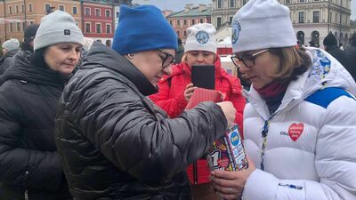 Dla WOŚP grał w tym roku m.in. Zamojski Klub Morsa. Jedni jego członkowie kąpali się w lodowatej wodzie, a inni w tym czasie zbierali pieniądze do puszek