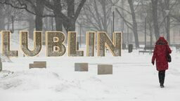 Śnieg i zaspy – taki scenariusz synoptycy kreślą na początek weekendu