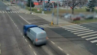Cud, że nikomu nic się nie stało. Citroen wjechał na skrzyżowanie na czerwonym. Nagranie