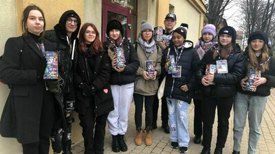 Silna grupa wolontariuszy ze Szkoły Podstawowej nr 7 w Zamościu.