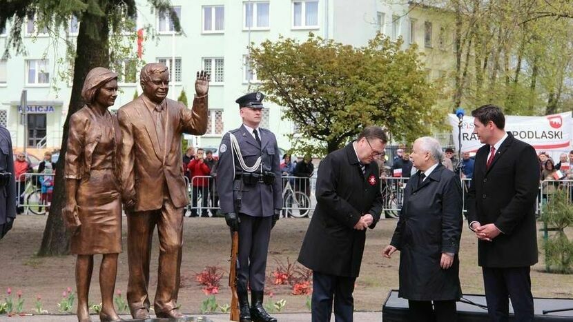 W 2017 roku z inicjatywy senatora Grzegorza Biereckiego w Białej Podlaskiej powstał pomnik Lecha i Marii Kaczyńskich