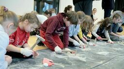 Ferie 2023. Szukali skamieniałości i wąchali kamienie