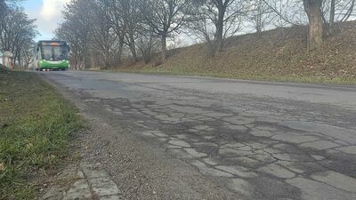 Mieszkańcy ulicy Pliszczyńskiej błagają o remont. Tak się nie da jeździć