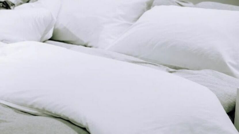 łóżko z poduszkami i kołdrą
