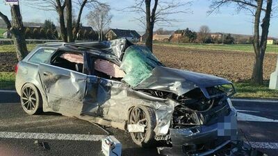 Lubelskie. Cysterna z mlekiem zmiażdżyła audi. Nie żyje młody kierowca