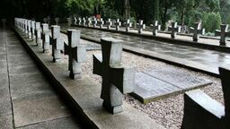 Cmentarz wojenny miejscem alkoholowych schadzek. Zamiast kamery, strażnik miejski 