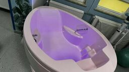 Różowo-fioletowa wanna czeka już na kolejne mamy, które zechcą urodzić swoje dzieci w wodzie. Do takiej opcji zachęca m.in. kierownik oddziału położniczego, dr Radosław Mazurek (z lewej) oraz dyrektor szpitala, Mirosław Makarewicz 